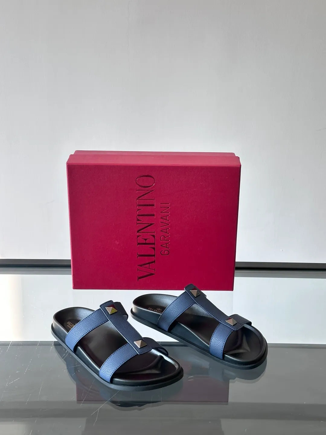 Men's shoes 💰p320 "VALENTINO" Valentino Men's 🧍‍♂️ Spring and summer new style metal rivet flat slippers, elegant sandals, the same style worn by celebrities, original molding, imported calfskin. Rubber outsole. Soft and durable, full set of counter packaging size: 39-44 (customized at 38.45.46)
